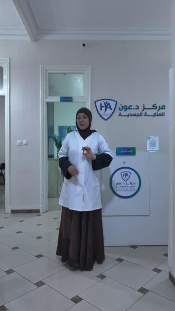 من الكاميرا: تصوير المتحدثة والخلفية والشعار الحقيقي.